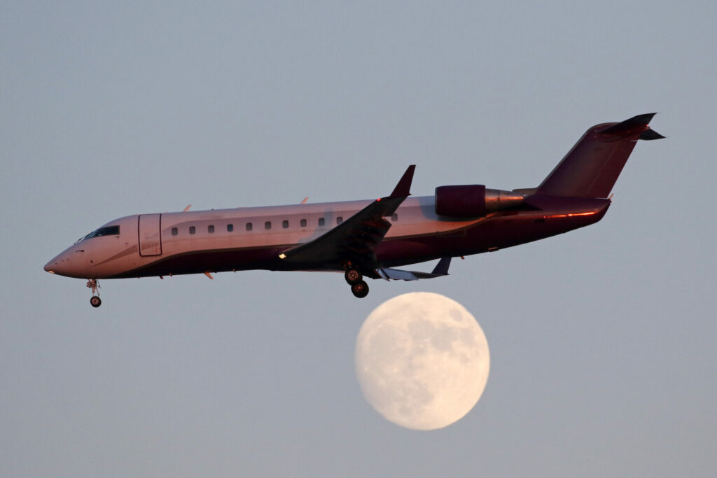 challenger 850 in flight private jet